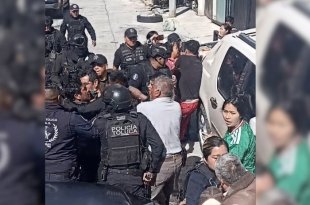 Agreden a policías y actuarios durante diligencia en Toluca.