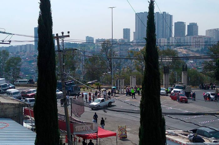 Video: Bloquean la Toluca-Naucalpan; señalan contaminación del agua por accidente