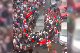 #Video: Conductor intenta abrirse paso entre manifestantes de la CNTE, en #CDMX