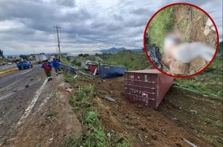 Volcadura de tráiler en Tepetlaoxtoc dejó un operador fallecido.