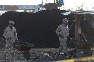 Familiares de los mineros mencionaron que las autoridades les ofrecieron una indemnización, pero se niegan a aceptarla antes del rescate.