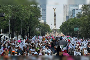 Con banderas de México, pancartas que exigían democracia y el canto del Himno Nacional, los inconformes emprendieron una caminata rumbo al Monumento a la Revolución.