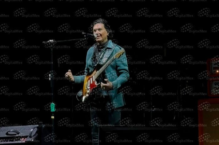 Más de 120 mil personas acudieron al concierto de Caifanes en la explanada del Mercado Juárez, donde la afluencia rebasó la capacidad del recinto.