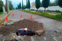 El socavón registrado en la glorieta de Calzada del Pacífico es rehabilitado con la instalación de tubería de 60 pulgadas, tras detectarse daños en aproximadamente 20 metros de la estructura.