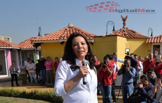Ofrece Carolina Monroy apoyos integrales para los artesanos locales