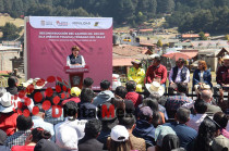 Claro, aquí tienes un pie de foto profesional para la imagen de la gobernadora: Delfina Gómez Álvarez durante el arranque de la reconstrucción del Camino 202 en el kilómetro 34.4 de la carretera México-Toluca, Tenango del Valle.