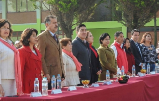 Omar Velázquez inaugura aula de educación digital