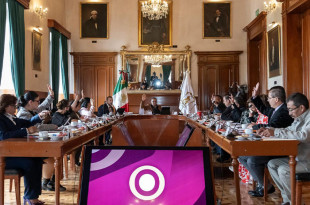 Integrantes del Cabildo de Toluca durante la sesión en la que se aprobó por unanimidad el presupuesto 2026, destinado a obras y beneficios fiscales para la ciudadanía.