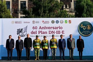 La gobernadora Delfina Gómez Álvarez encabezó en Toluca la ceremonia por el 60 aniversario del Plan DN-III-E y entregó un reconocimiento al Ejército Mexicano por sus labores de auxilio a la población.