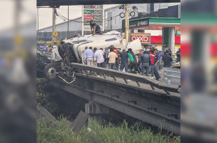 Elementos de seguridad y servicios de emergencia laboran en el lugar para retirar la unidad y restablecer la circulación.