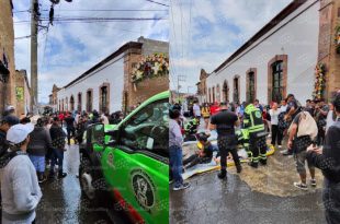: Paramédicos del SUEM brindaron atención prehospitalaria a las personas lesionadas tras la caída de un rayo durante la fiesta patronal.