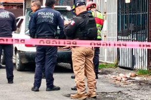 Vecinos de la unidad habitacional FOVISSSTE alertaron sobre un Nissan Tsuru aparentemente abandonado; policías encontraron dos cuerpos en la cajuela.