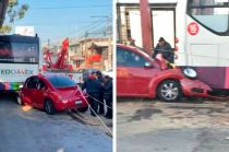 Cuando el Mexibús se detuvo, un automóvil de color rojo colisionó en la parte trasera.