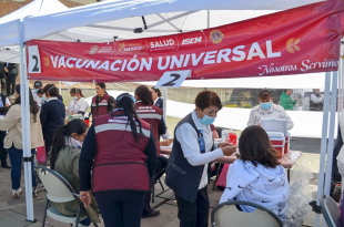 Personal de salud del Estado de México aplica vacunas contra el sarampión como parte de la estrategia para ampliar la cobertura y prevenir contagios en la población.
