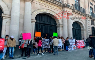 Ambulantes de #Tecámac bloquean ingreso a la Cámara de Diputados