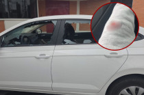 Vehículo oficial del gobierno de Tecámac presenta daños tras el ataque armado contra una colaboradora municipal