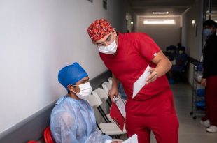 Médico del DIF Coacalco brinda indicaciones a paciente antes de la vasectomía.