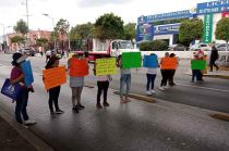 Manifestantes han colocado alrededor de 20 vehículos en ambos sentidos de las avenidas.