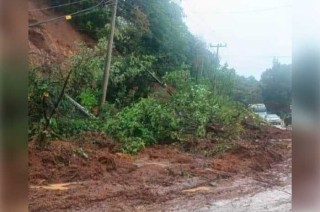 De acuerdo con reportes, hay dos deslaves: uno a la altura de San Diego y el otro a la altura de San Martín.