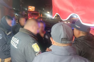 Paramédicos del Servicio de Urgencias del Estado de México trasladaron a la adolescente a un hospital para su valoración médica.