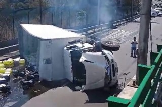 Autoridades y servicios de emergencia acudieron al lugar para realizar las maniobras de retiro y limpieza, las cuales se prolongaron por más de dos horas.