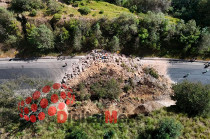 Debido a la obstrucción completa de la autopista, se recomienda a los automovilistas tomar rutas alternas y evitar circular por la zona afectada