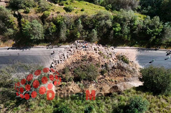 Debido a la obstrucción completa de la autopista, se recomienda a los automovilistas tomar rutas alternas y evitar circular por la zona afectada