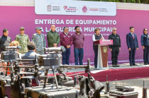 La gobernadora Delfina Gómez Álvarez encabezó el banderazo de salida a 200 patrullas, 50 moto patrullas y seis drones de última generación.
