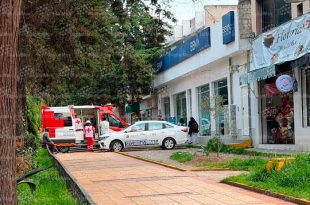 Un hombre sufrió una crisis nerviosa luego de ser asaltado al salir de una sucursal BBVA en la colonia Ocho Cedros.