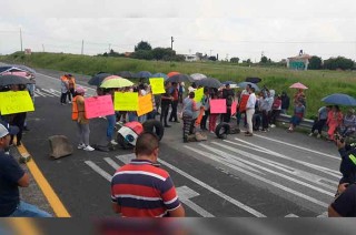 Con pancartas, se plantaron en el kilómetro 24 en ambos sentidos poco después del mediodía de este miércoles.