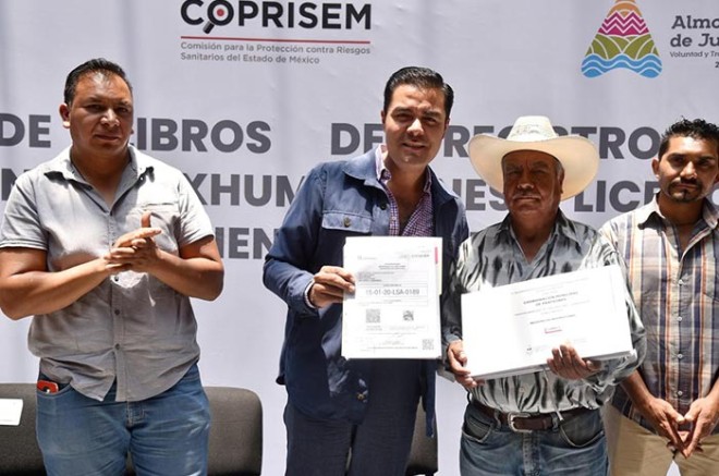 El alcalde Óscar Sánchez García entregó licencias de funcionamiento y libros de registro a seis cementerios de Almoloya de Juárez.
