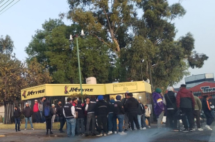 Trabajadores de la planta Tornel mantienen huelga en los accesos sobre la Vía López Portillo, donde exigen mejores condiciones laborales.