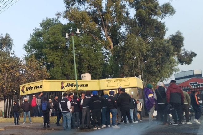 Trabajadores de la planta Tornel mantienen huelga en los accesos sobre la Vía López Portillo, donde exigen mejores condiciones laborales.