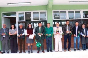 El alcalde de Zinacantepec, Manuel Vilchis Viveros, encabezó la entrega de dos nuevas aulas educativas.