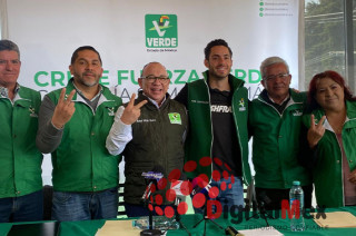 José Alberto “Pepe” Couttolenc y Manuel Vilchis, junto a los nuevos líderes incorporados al PVEM en Zinacantepec.