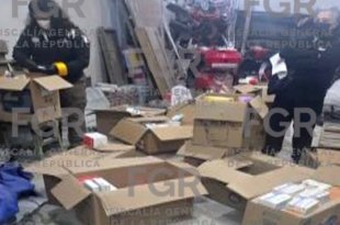 La FGR cateó dos inmuebles en Valle de Chalco, donde aseguró 200 cajas de medicamento, un arma de fuego, cartuchos, sustancias y un vehículo de alta gama.