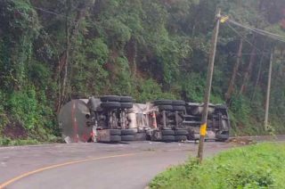 Vuelca pipa de gasolina en Valle de Bravo