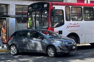 La policía ayudó a dirigir el tráfico mientras removían los vehículos.