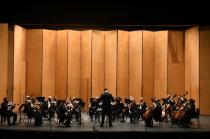 Acompañó la violonchelista Nadège Rochat el concierto para violonchelo de Robert Schumann.