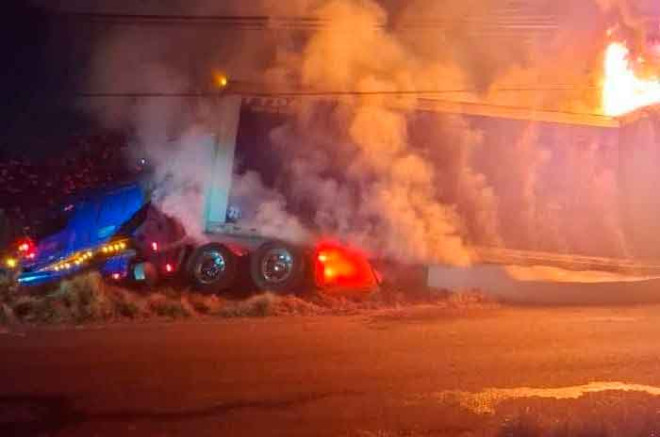 Vecinos intentaron sofocar las llamas a cubetadas, mientras llegaban elementos del cuerpo de Bomberos y de Protección Civil de Toluca.