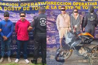 Cinco personas fueron detenidas en distintos puntos de Toluca durante operativos de la policía municipal; entre lo asegurado hay un arma de fuego, una réplica, droga y dos motocicletas, una con reporte de robo.