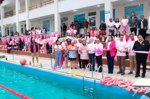 Manuel Vilchis Viveros y Jessica Ríos Lara inauguraron el Carril Rosa en Zinacantepec, donde mujeres con mastectomía recibirán terapia acuática gratuita para apoyar su recuperación física.