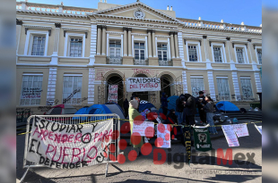 Estudiantes desplegaron pancartas y leyeron un “contrainforme” frente a rectoría durante el informe anual de la rectora de la UAEMéx.