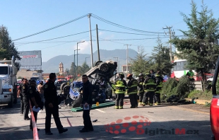 Conductor provoca la muerte de dos personas, tras impactarse con un taxi en la Toluca-Tenango