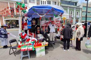 En la capital mexiquense destacan los negocios con venta de productos patrios y el interés de la gente por comprar.