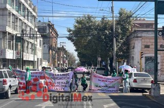 Los manifestantes arribaron a la sede de la dependencia a partir de las 10 de la mañana y bloquearon las calles Independencia, Isabel la Católica y los carriles sur de Isidro Fabela.