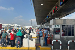 Vecinos levantan las plumas de la caseta de Tepotzotlán en protesta por el cambio de nombre de su colonia