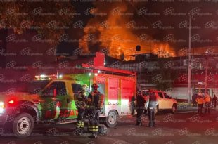 Bomberos y cuerpos de emergencia atienden un incendio en el negocio de motos eléctricas Neo Moto Bike, en el centro de Toluca.