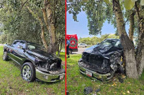 El conductor perdió el control de una camioneta negra con placas VU-2303-C, la cual terminó impactada del lado del piloto.