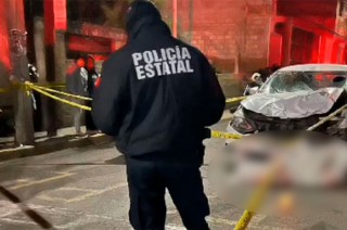 Testigos señalaron que el conductor viajaba acompañado de una mujer, quien resultó lesionada y fue trasladada a un hospital.